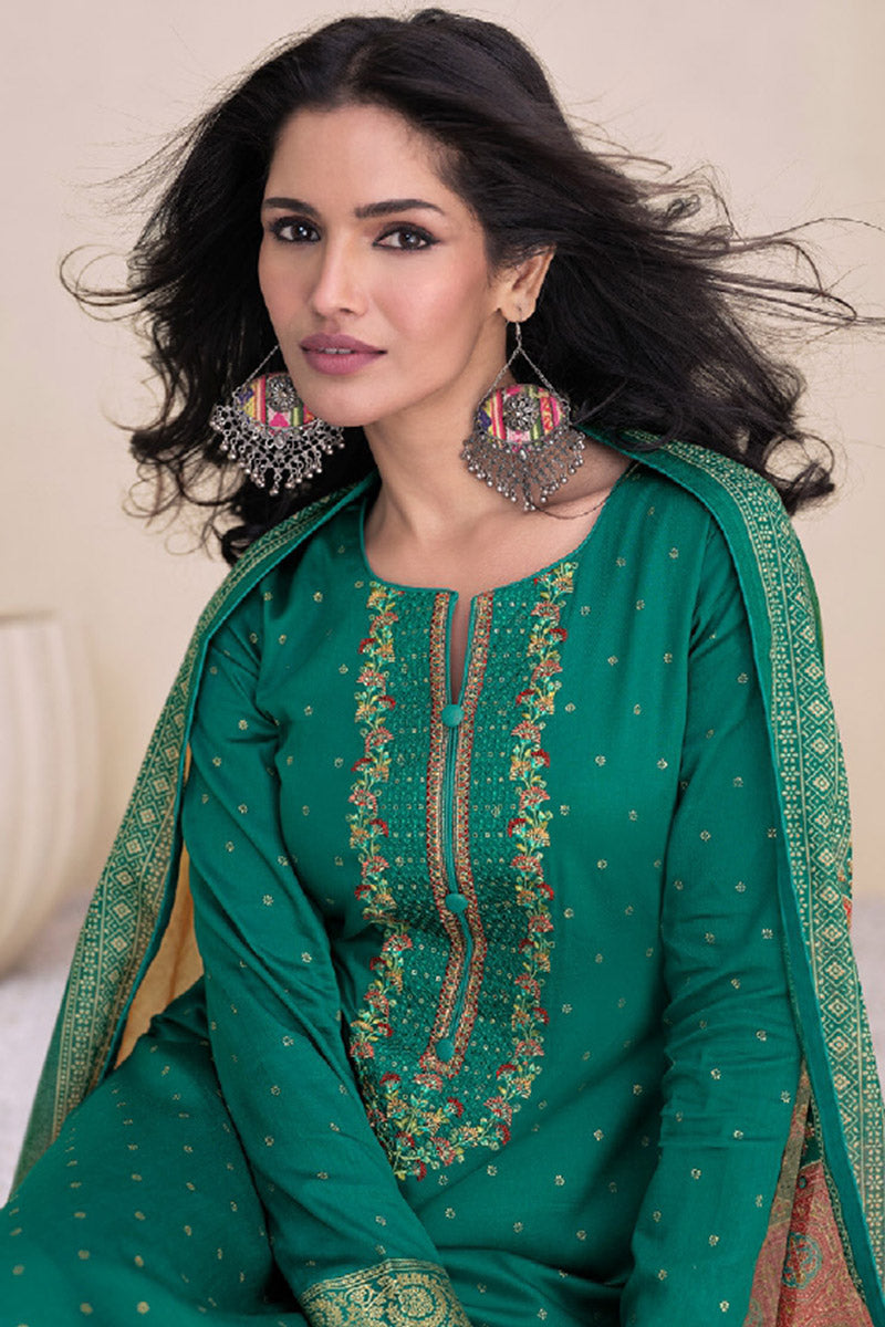 Green colour cotton wear symbolizes freshness and festivity – great for Mehndi or family gatherings. 