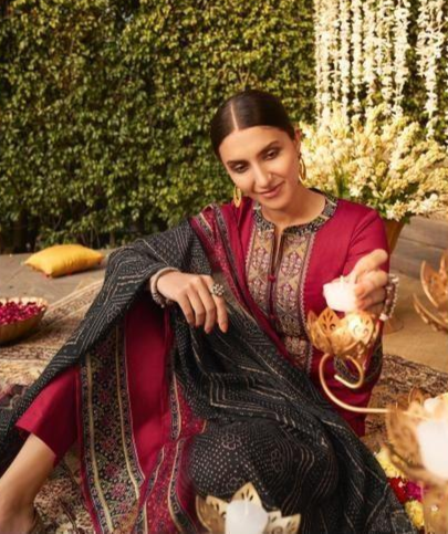 Red colour cotton wear speaks tradition and boldness – perfect for weddings and festive nights. 