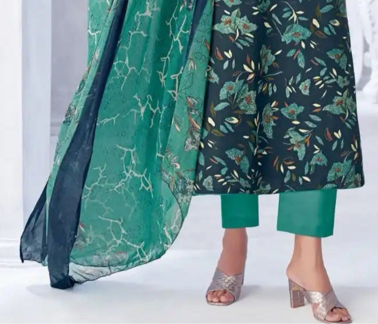 Green cotton outfit with a fresh and lively feel, perfect for everyday comfort, festive celebrations, and outdoor gatherings. 