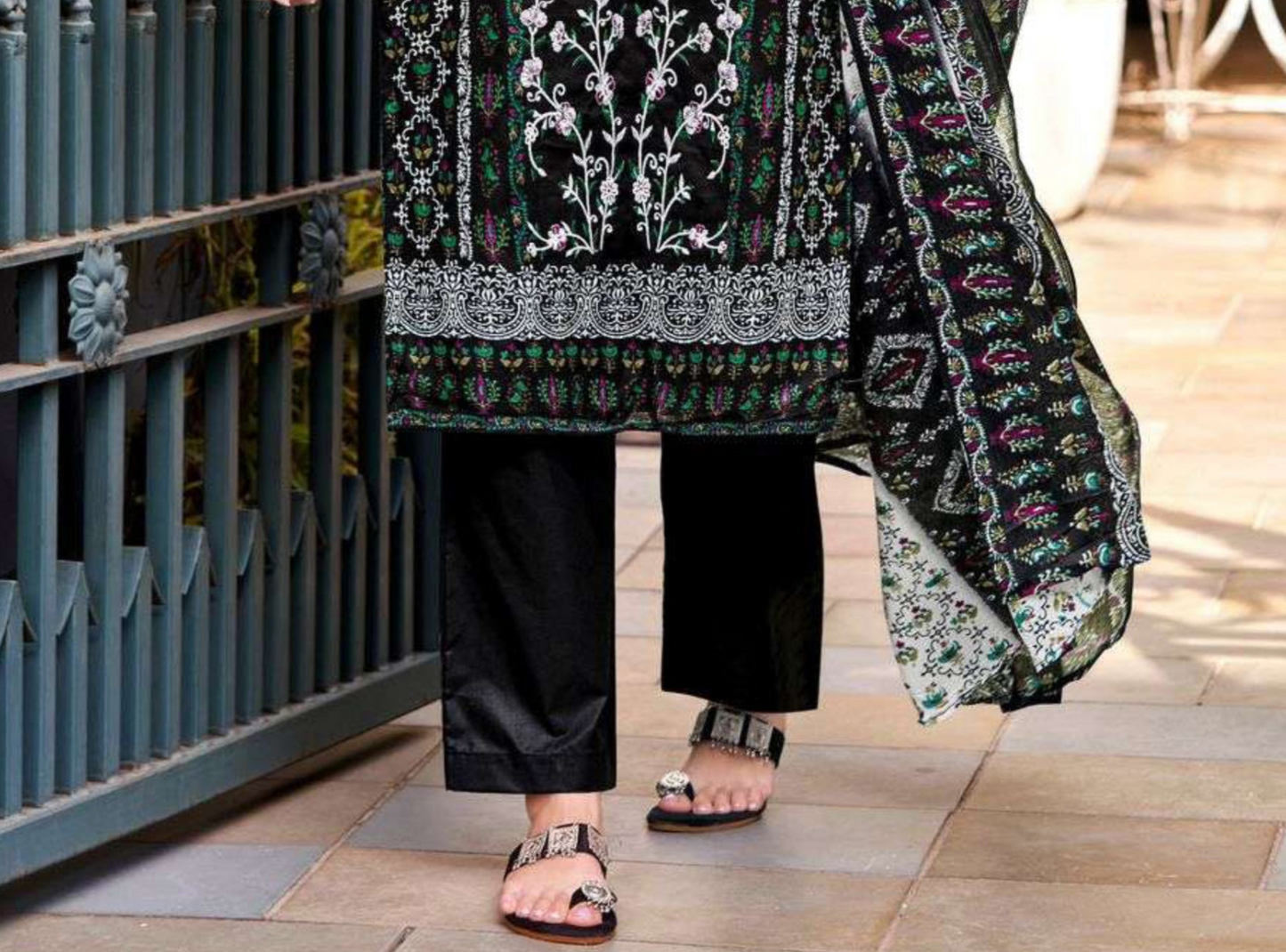 Black cotton outfit with a classic and versatile style, ideal for everyday wear, casual outings, and festive evenings. 