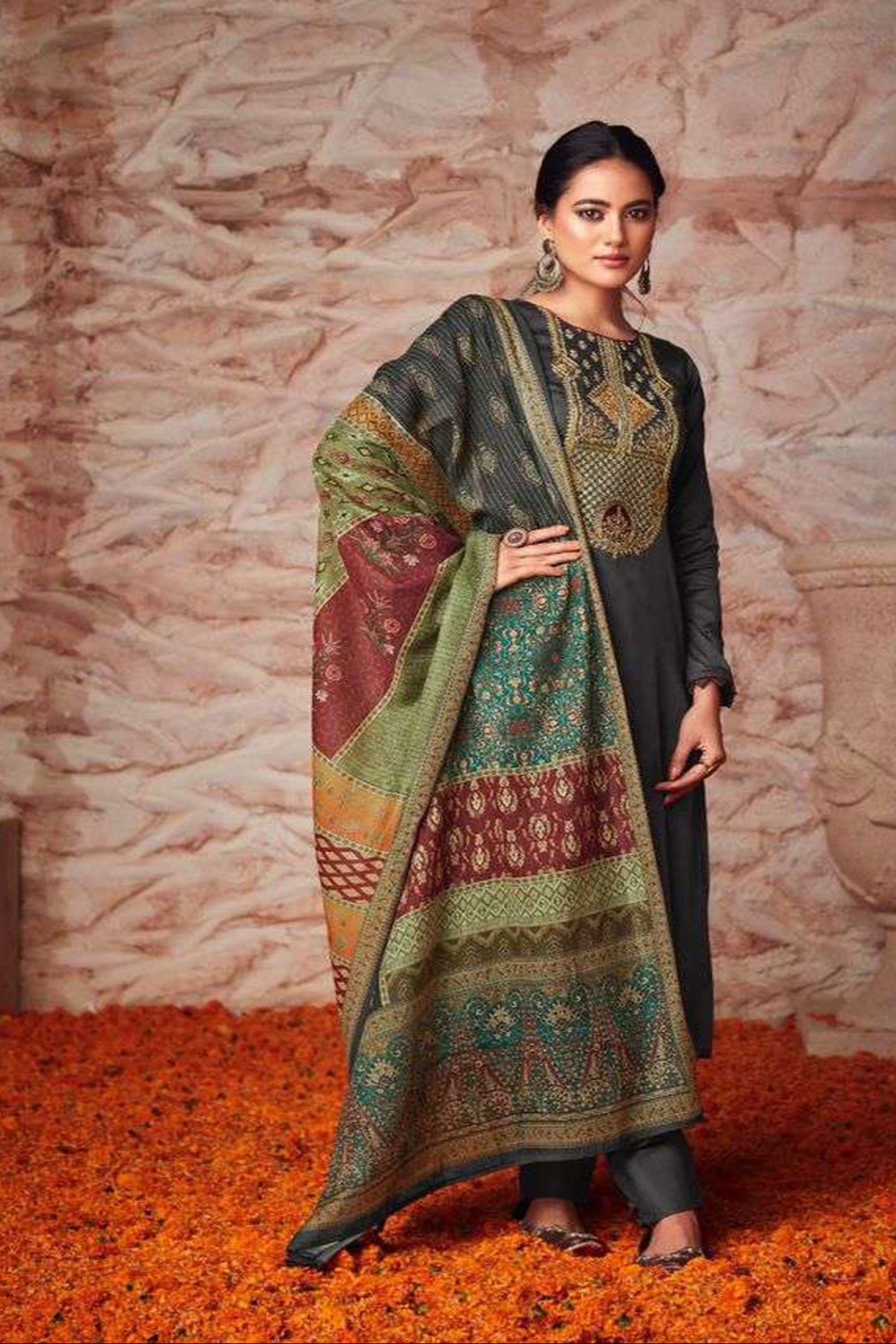 Green colour cotton wear symbolizes freshness and festivity – great for Mehndi or family gatherings. 
