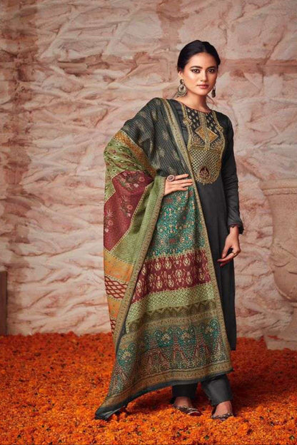 Green colour cotton wear symbolizes freshness and festivity – great for Mehndi or family gatherings. 