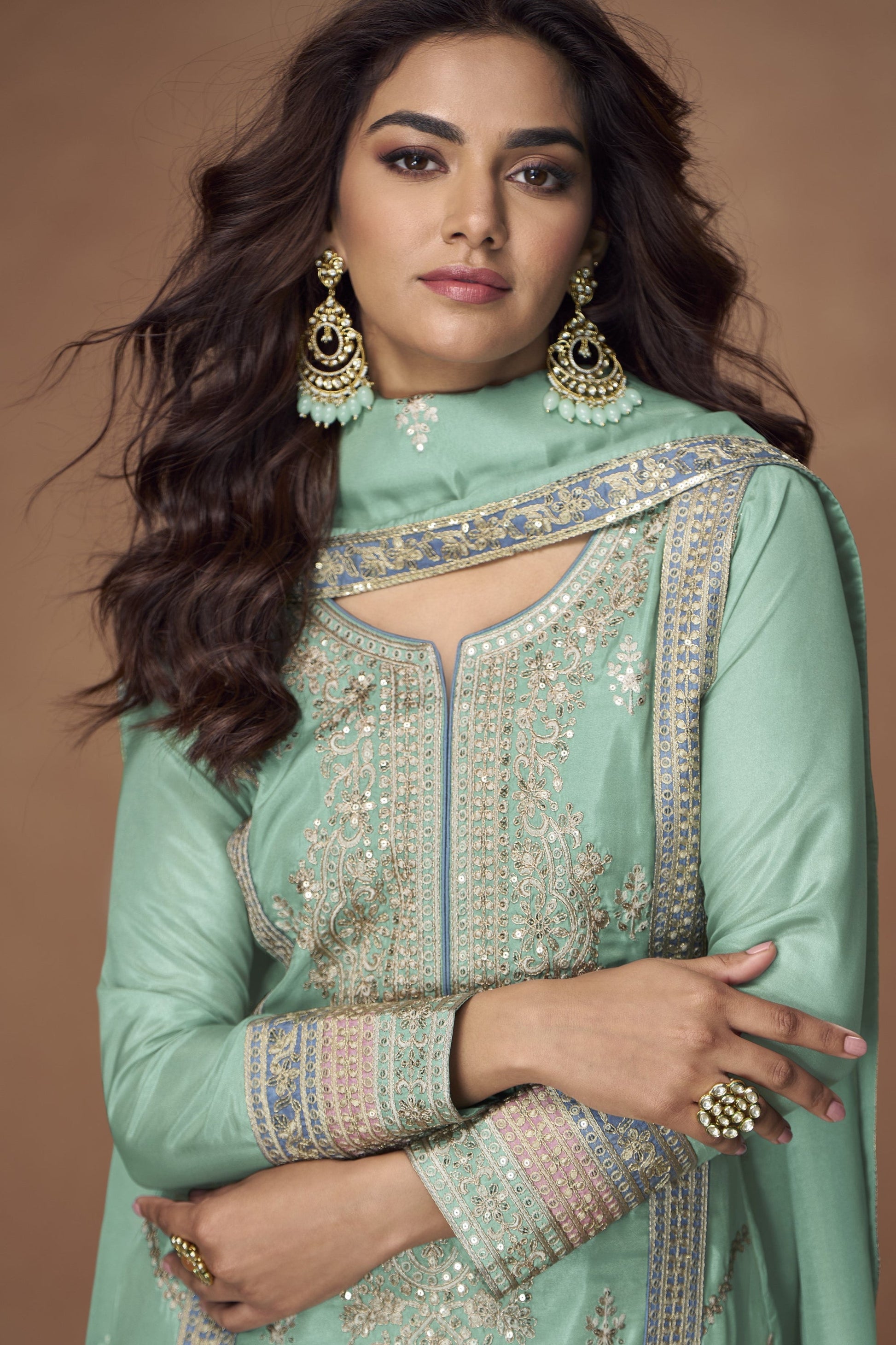 Soft pistachio green outfit with a refreshing look, ideal for daytime events, festive gatherings, and summer celebrations.
