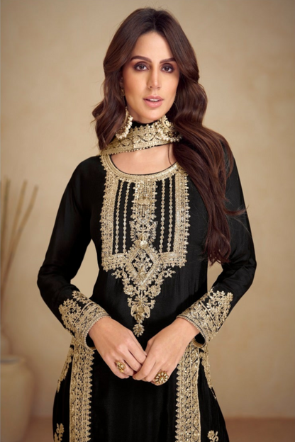 Black salwar kameez is always in fashion. It feels elegant and mysterious. 