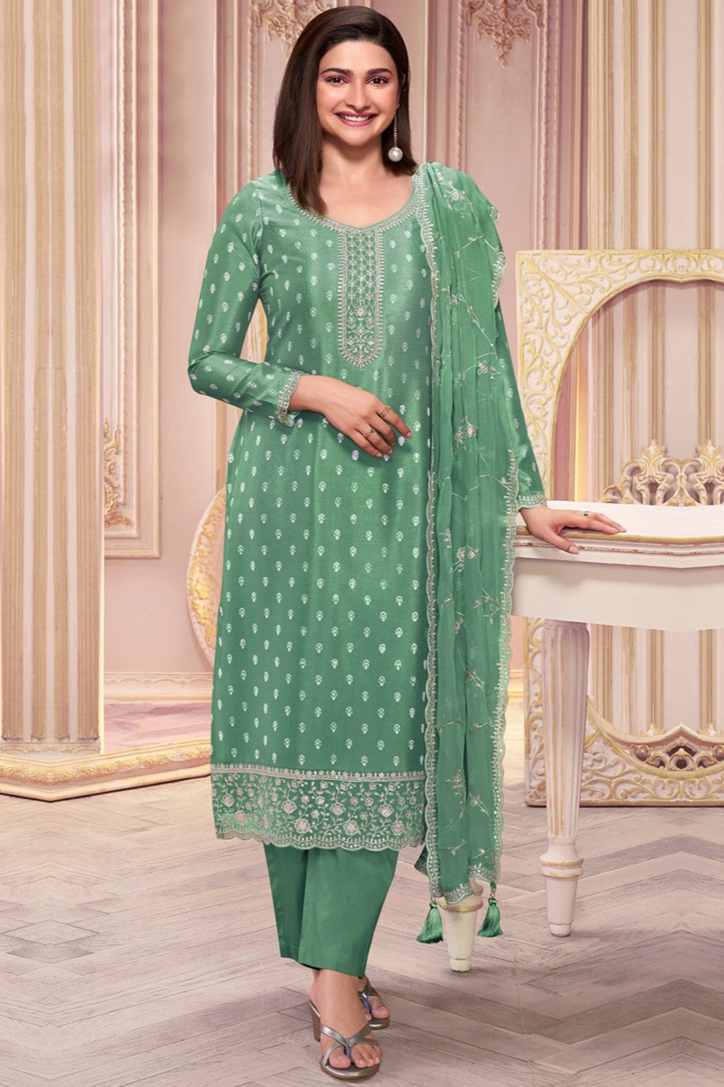 Green salwar kameez feels fresh and natural. It’s great for everyday and special occasions. 