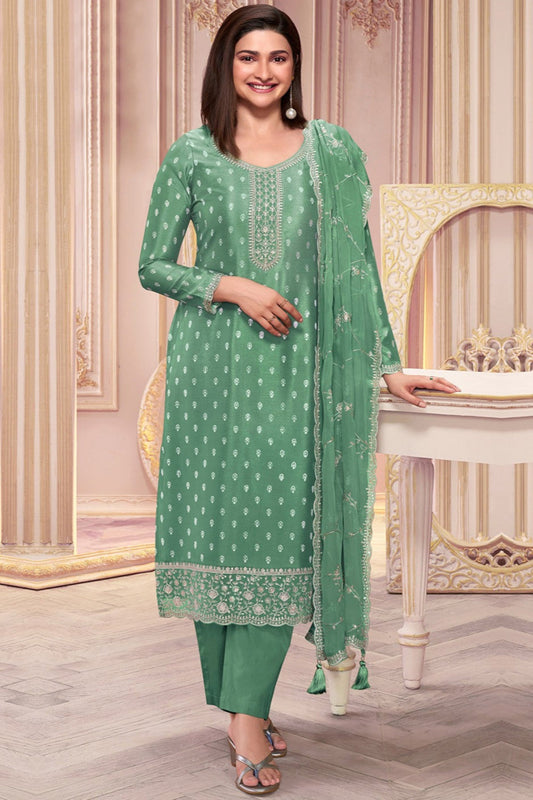 Green salwar kameez feels fresh and natural. It’s great for everyday and special occasions. 
