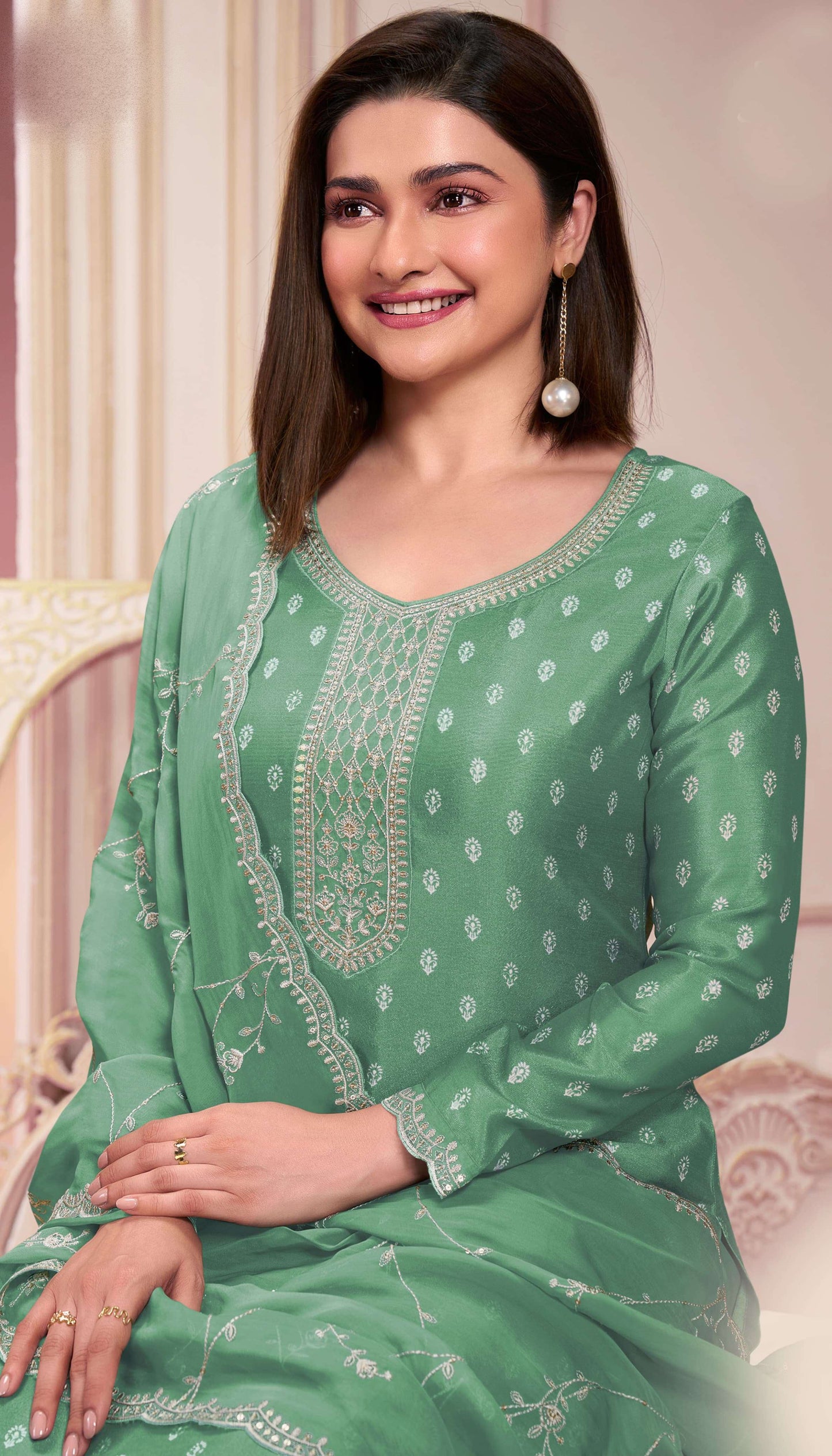Green salwar kameez feels fresh and natural. It’s great for everyday and special occasions. 