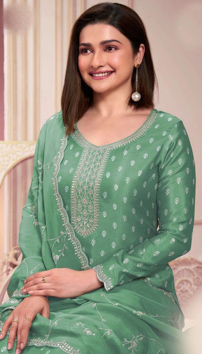Green salwar kameez feels fresh and natural. It’s great for everyday and special occasions. 