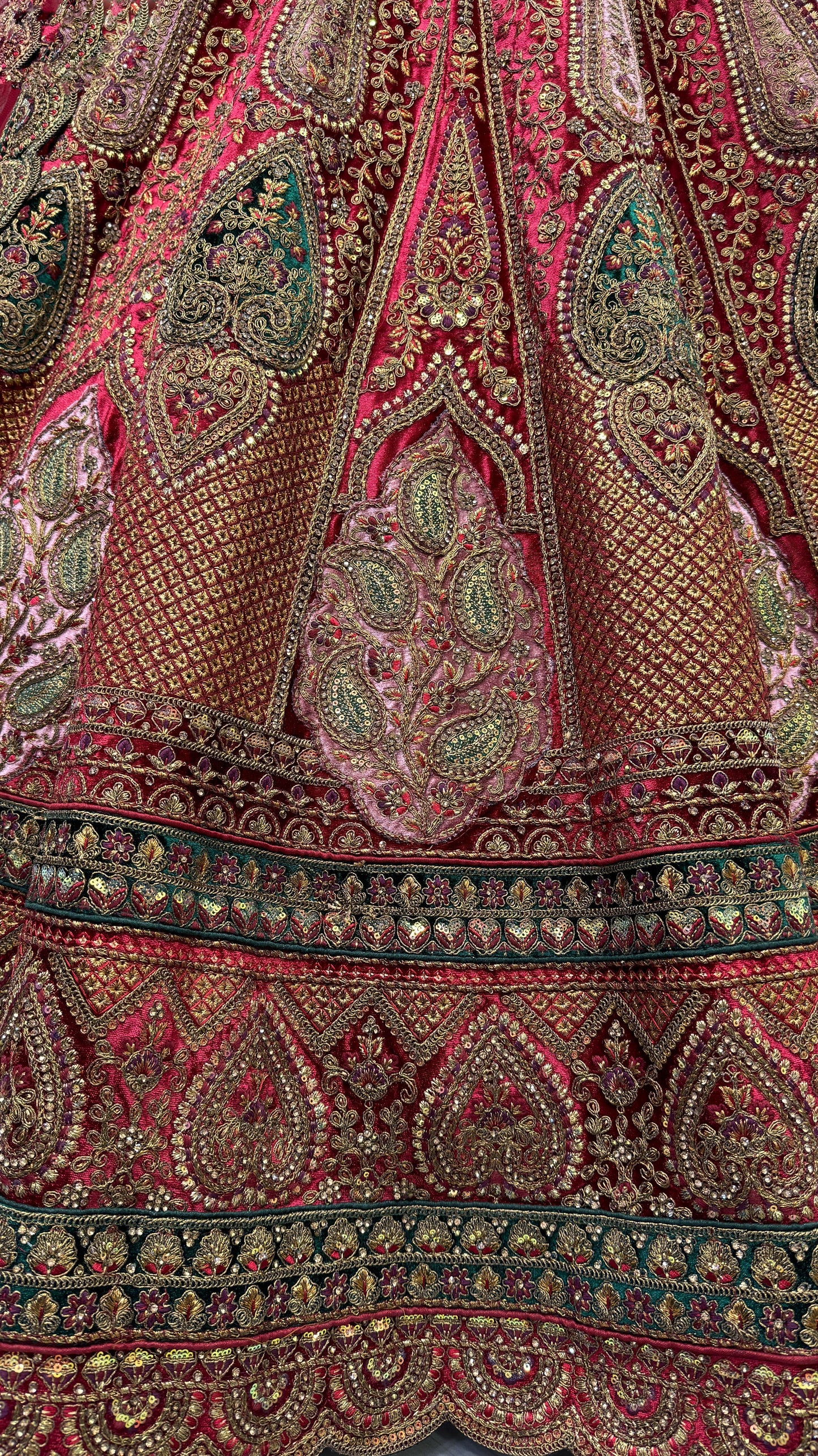 Saree – Stay cool, look festive—naturally. 