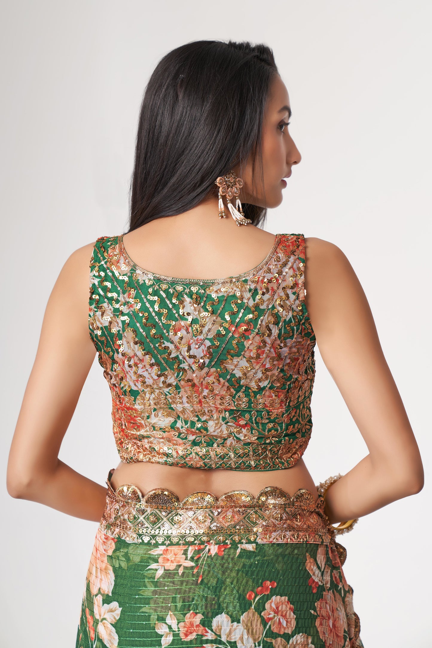 Green Saree symbolizes freshness and festivity – great for Mehndi or family gatherings. 