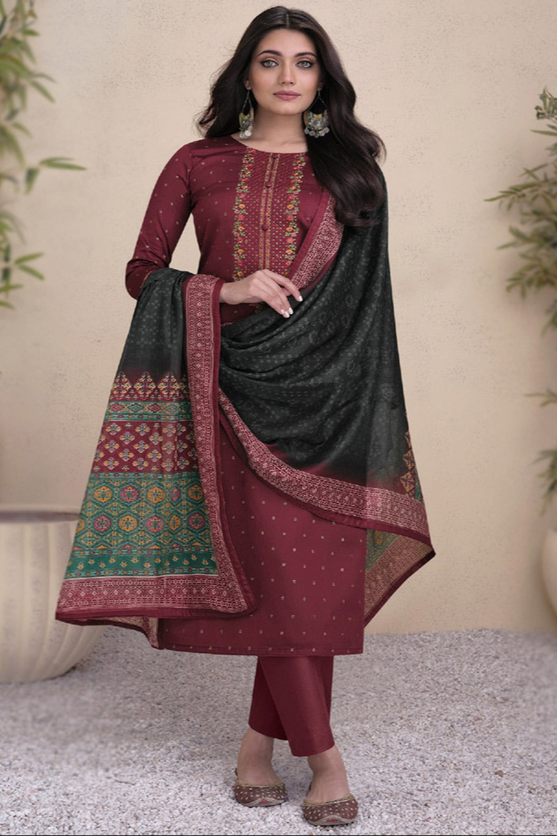 Green colour cotton wear symbolizes freshness and festivity – great for Mehndi or family gatherings. 