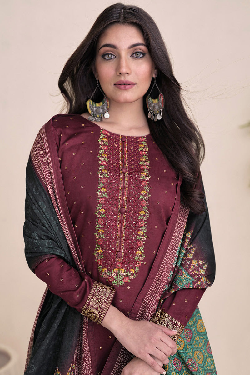 Green colour cotton wear symbolizes freshness and festivity – great for Mehndi or family gatherings. 