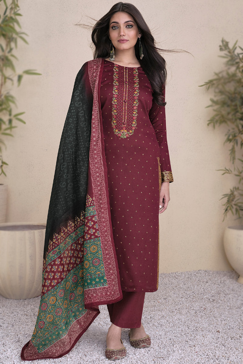 Green colour cotton wear symbolizes freshness and festivity – great for Mehndi or family gatherings. 