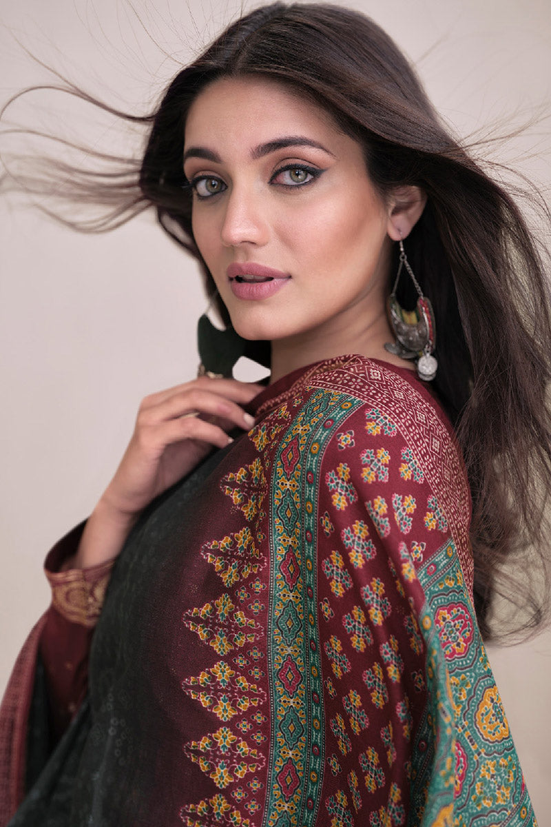 Green colour cotton wear symbolizes freshness and festivity – great for Mehndi or family gatherings. 
