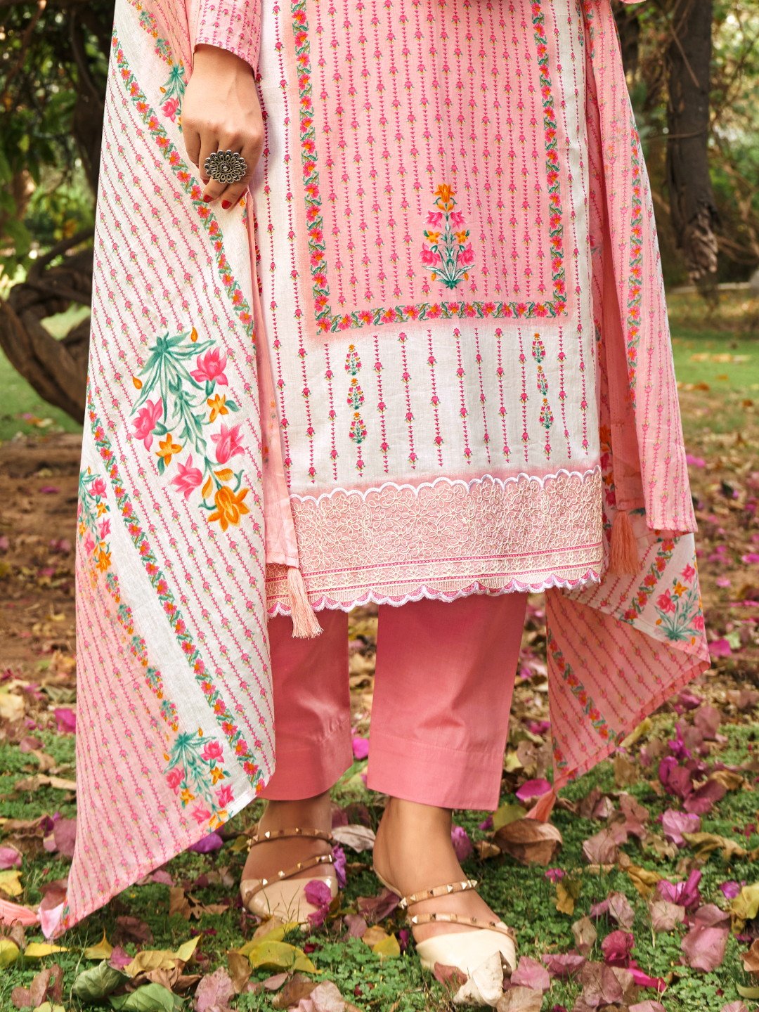 Pink colour cotton wear reflects softness and charm – perfect for graceful day functions. 